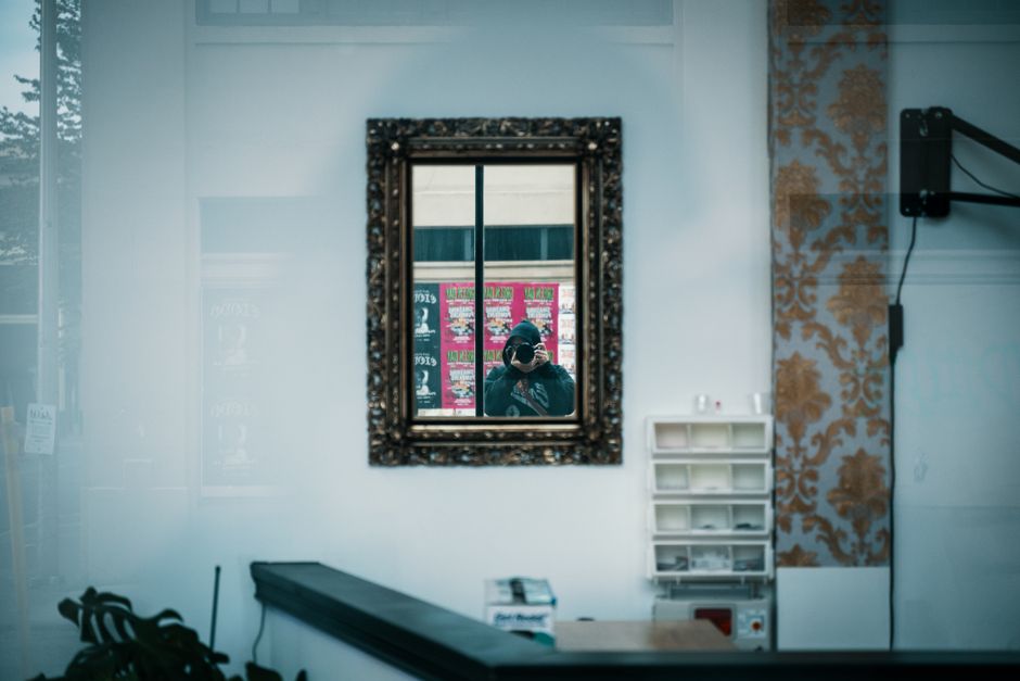 Spiegel naast raam voor ruimtelijk effect. Spiegel naast raam voor ruimtelijk effect.