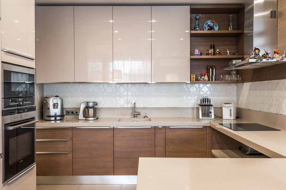 Moderne keuken met eco-vriendelijke gerecyclede design achterwand. Moderne keuken met eco-vriendelijke gerecyclede design achterwand.